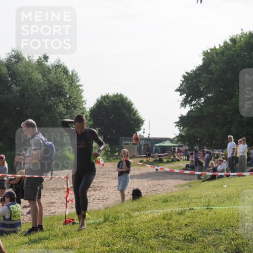 15.06.2025 - 27. Vierlanden-Triathlon KatJ http://msf.ph/oto/7985270 15.06.2025 08:58:57 Schwimmen 208, 235, 236 meine-sportfotos.de