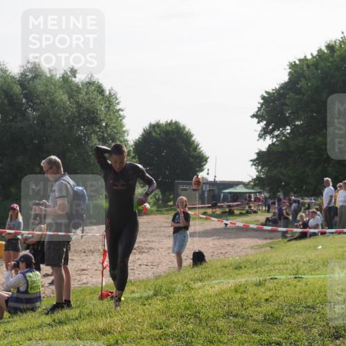 15.06.2025 - 27. Vierlanden-Triathlon KatJ http://msf.ph/oto/7985275 15.06.2025 08:58:57 Schwimmen 208, 235, 236 meine-sportfotos.de