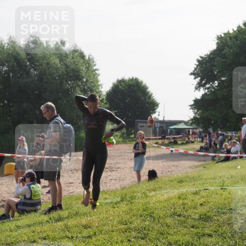 15.06.2025 - 27. Vierlanden-Triathlon KatJ http://msf.ph/oto/7985279 15.06.2025 08:58:57 Schwimmen 208, 235, 236 meine-sportfotos.de