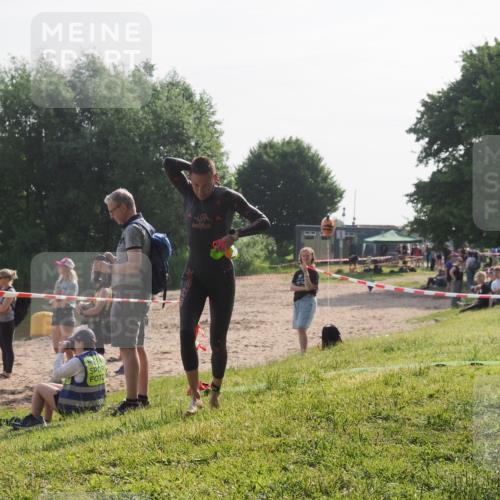 15.06.2025 - 27. Vierlanden-Triathlon KatJ http://msf.ph/oto/7985285 15.06.2025 08:58:57 Schwimmen 208, 235, 236 meine-sportfotos.de