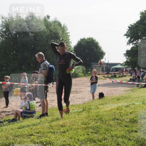 15.06.2025 - 27. Vierlanden-Triathlon KatJ http://msf.ph/oto/7985291 15.06.2025 08:58:57 Schwimmen 208, 235, 236 meine-sportfotos.de