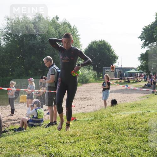 15.06.2025 - 27. Vierlanden-Triathlon KatJ http://msf.ph/oto/7985312 15.06.2025 08:58:58 Schwimmen 208, 235, 236 meine-sportfotos.de