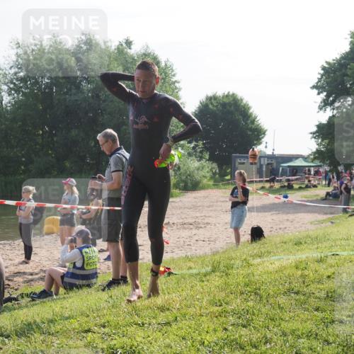15.06.2025 - 27. Vierlanden-Triathlon KatJ http://msf.ph/oto/7985320 15.06.2025 08:58:58 Schwimmen 208, 235, 236 meine-sportfotos.de