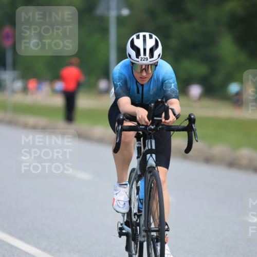 21.06.2025 - 27. Vierlanden-Triathlon H.Heesch http://msf.ph/oto/7985325 15.06.2025 11:26:33 Radfahren 151, 229 meine-sportfotos.de