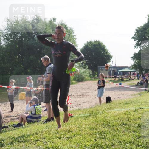 15.06.2025 - 27. Vierlanden-Triathlon KatJ http://msf.ph/oto/7985329 15.06.2025 08:58:58 Schwimmen 208, 235, 236 meine-sportfotos.de