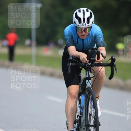 21.06.2025 - 27. Vierlanden-Triathlon H.Heesch http://msf.ph/oto/7985336 15.06.2025 11:26:33 Radfahren 151, 229 meine-sportfotos.de