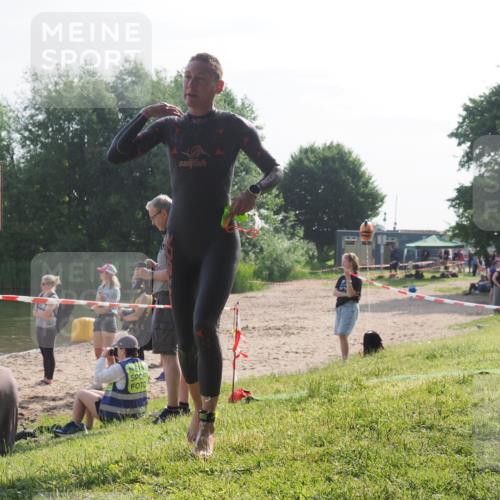 15.06.2025 - 27. Vierlanden-Triathlon KatJ http://msf.ph/oto/7985347 15.06.2025 08:58:58 Schwimmen 208, 235, 236 meine-sportfotos.de