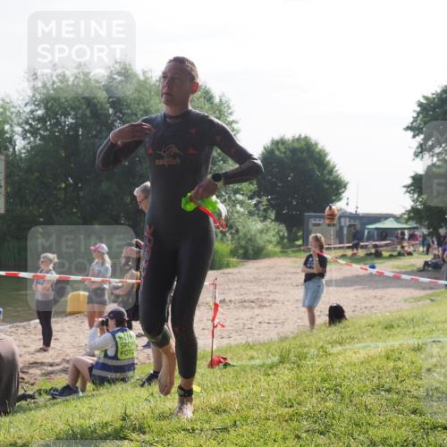 15.06.2025 - 27. Vierlanden-Triathlon KatJ http://msf.ph/oto/7985354 15.06.2025 08:58:58 Schwimmen 208, 235, 236 meine-sportfotos.de