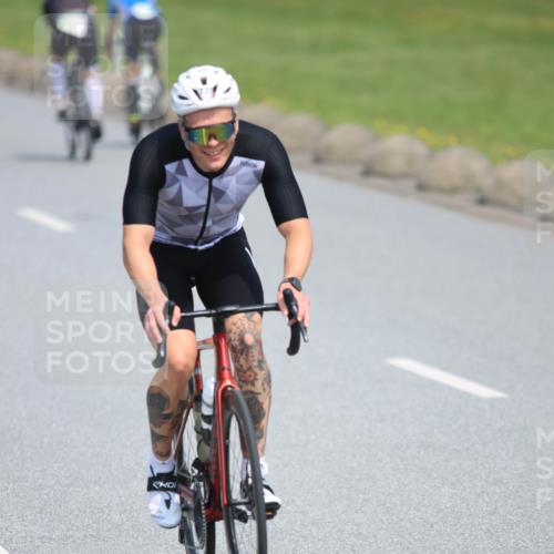 21.06.2025 - 27. Vierlanden-Triathlon H.Heesch http://msf.ph/oto/7985371 15.06.2025 11:30:14 Radfahren 735, 736, 930, 940, 973 meine-sportfotos.de