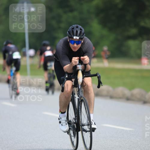 15.06.2025 - 27. Vierlanden-Triathlon H.Heesch http://msf.ph/oto/7985382 15.06.2025 11:04:43 Radfahren 30, 137, 547, 577, 685 meine-sportfotos.de