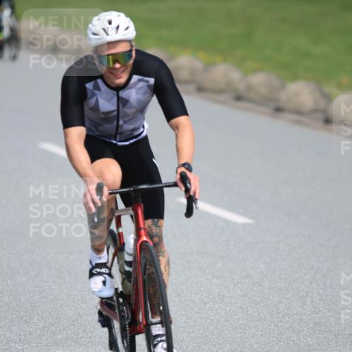 21.06.2025 - 27. Vierlanden-Triathlon H.Heesch http://msf.ph/oto/7985390 15.06.2025 11:30:14 Radfahren 735, 736, 930, 940, 973 meine-sportfotos.de