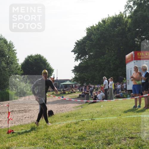 15.06.2025 - 27. Vierlanden-Triathlon KatJ http://msf.ph/oto/7985392 15.06.2025 08:59:02 Schwimmen 208, 235, 236 meine-sportfotos.de