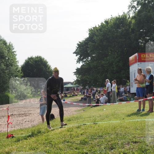 15.06.2025 - 27. Vierlanden-Triathlon KatJ http://msf.ph/oto/7985408 15.06.2025 08:59:03 Schwimmen 208, 235, 236 meine-sportfotos.de