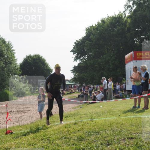 15.06.2025 - 27. Vierlanden-Triathlon KatJ http://msf.ph/oto/7985421 15.06.2025 08:59:03 Schwimmen 208, 235, 236 meine-sportfotos.de