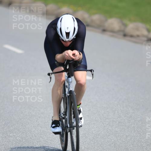 21.06.2025 - 27. Vierlanden-Triathlon H.Heesch http://msf.ph/oto/7985422 15.06.2025 11:30:17 Radfahren 693, 735, 736, 930, 940 meine-sportfotos.de
