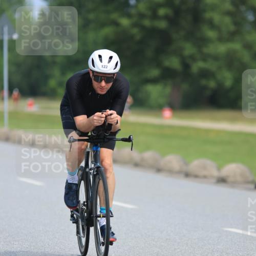15.06.2025 - 27. Vierlanden-Triathlon H.Heesch http://msf.ph/oto/7985423 15.06.2025 11:05:02 Radfahren 122, 231, 246, 588, 654, 683, 716 meine-sportfotos.de