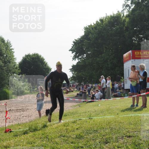 15.06.2025 - 27. Vierlanden-Triathlon KatJ http://msf.ph/oto/7985433 15.06.2025 08:59:03 Schwimmen 208, 235, 236 meine-sportfotos.de