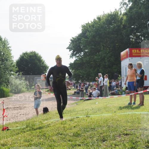 15.06.2025 - 27. Vierlanden-Triathlon KatJ http://msf.ph/oto/7985442 15.06.2025 08:59:03 Schwimmen 208, 235, 236 meine-sportfotos.de
