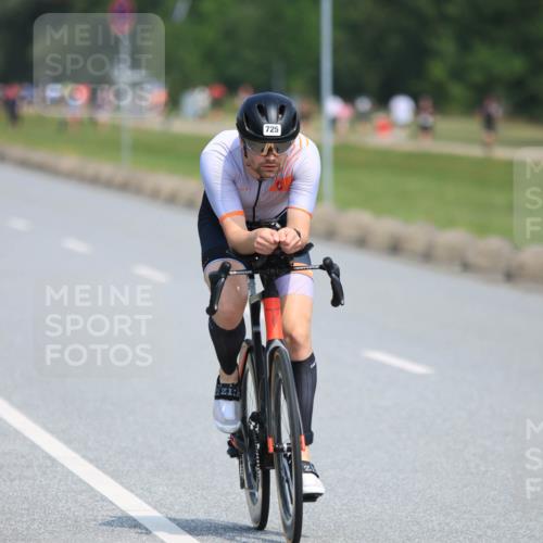 21.06.2025 - 27. Vierlanden-Triathlon H.Heesch http://msf.ph/oto/7985446 15.06.2025 11:30:36 Radfahren 725, 764, 923 meine-sportfotos.de