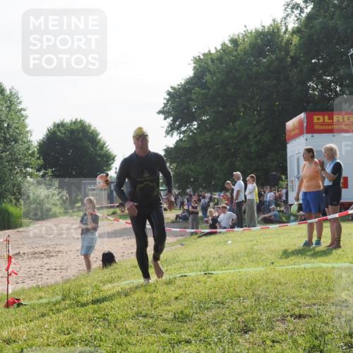 15.06.2025 - 27. Vierlanden-Triathlon KatJ http://msf.ph/oto/7985447 15.06.2025 08:59:03 Schwimmen 208, 235, 236 meine-sportfotos.de