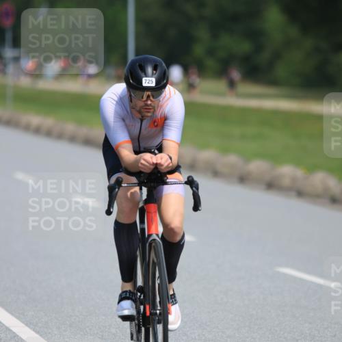 21.06.2025 - 27. Vierlanden-Triathlon H.Heesch http://msf.ph/oto/7985454 15.06.2025 11:30:36 Radfahren 725, 764, 923 meine-sportfotos.de