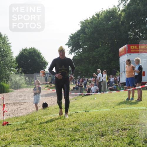 15.06.2025 - 27. Vierlanden-Triathlon KatJ http://msf.ph/oto/7985467 15.06.2025 08:59:04 Schwimmen 208, 235, 236 meine-sportfotos.de