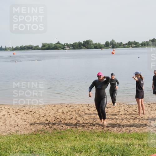 21.06.2025 - 27. Vierlanden-Triathlon MichiJ http://msf.ph/oto/7985518 15.06.2026 09:10:23 Schwimmen 213, 218, 250 meine-sportfotos.de