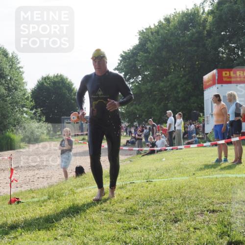 15.06.2025 - 27. Vierlanden-Triathlon KatJ http://msf.ph/oto/7985556 15.06.2025 08:59:05 Schwimmen 208, 227, 235 meine-sportfotos.de