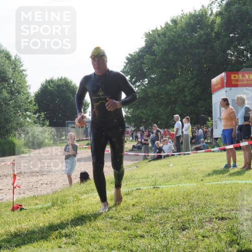 15.06.2025 - 27. Vierlanden-Triathlon KatJ http://msf.ph/oto/7985574 15.06.2025 08:59:05 Schwimmen 208, 227, 235 meine-sportfotos.de