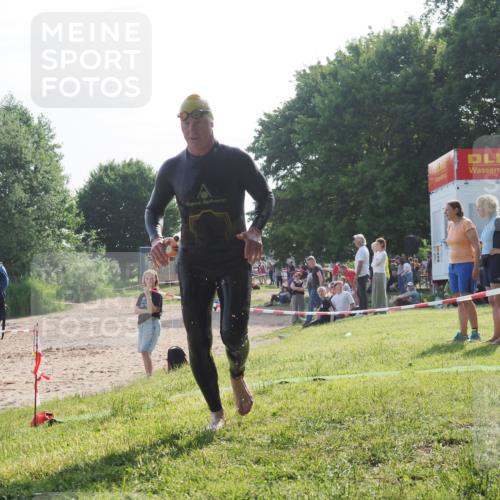 15.06.2025 - 27. Vierlanden-Triathlon KatJ http://msf.ph/oto/7985594 15.06.2025 08:59:05 Schwimmen 208, 227, 235 meine-sportfotos.de