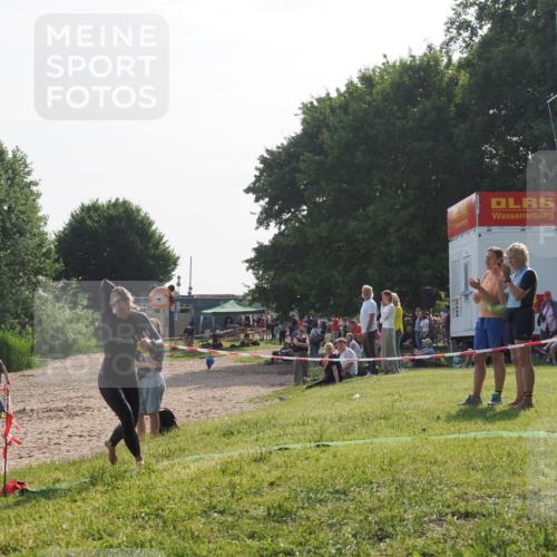 15.06.2025 - 27. Vierlanden-Triathlon KatJ http://msf.ph/oto/7985664 15.06.2025 08:59:11 Schwimmen 227, 235 meine-sportfotos.de