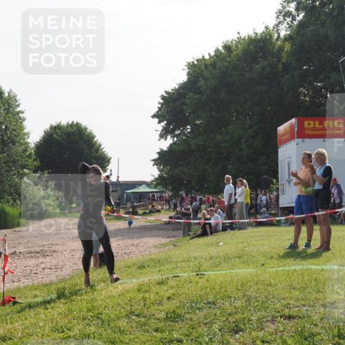 15.06.2025 - 27. Vierlanden-Triathlon KatJ http://msf.ph/oto/7985699 15.06.2025 08:59:11 Schwimmen 227, 235 meine-sportfotos.de
