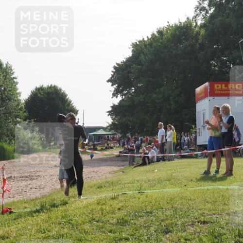 15.06.2025 - 27. Vierlanden-Triathlon KatJ http://msf.ph/oto/7985713 15.06.2025 08:59:12 Schwimmen 227, 235 meine-sportfotos.de