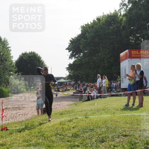 15.06.2025 - 27. Vierlanden-Triathlon KatJ http://msf.ph/oto/7985716 15.06.2025 08:59:12 Schwimmen 227, 235 meine-sportfotos.de