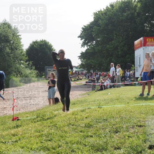 15.06.2025 - 27. Vierlanden-Triathlon KatJ http://msf.ph/oto/7985728 15.06.2025 08:59:12 Schwimmen 227, 235 meine-sportfotos.de