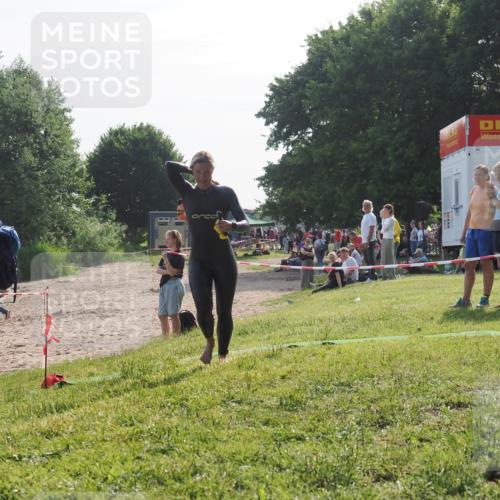 15.06.2025 - 27. Vierlanden-Triathlon KatJ http://msf.ph/oto/7985734 15.06.2025 08:59:12 Schwimmen 227, 235 meine-sportfotos.de