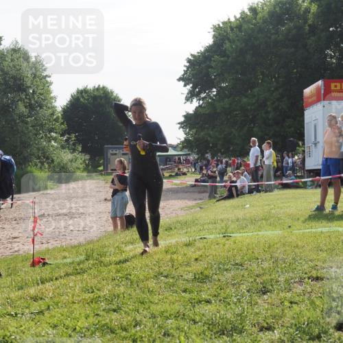 15.06.2025 - 27. Vierlanden-Triathlon KatJ http://msf.ph/oto/7985744 15.06.2025 08:59:12 Schwimmen 227, 235 meine-sportfotos.de