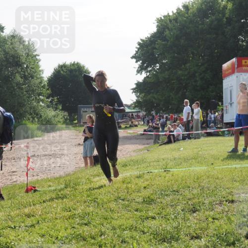 15.06.2025 - 27. Vierlanden-Triathlon KatJ http://msf.ph/oto/7985749 15.06.2025 08:59:13 Schwimmen 227, 235 meine-sportfotos.de
