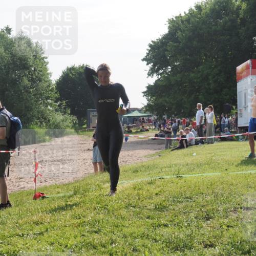 15.06.2025 - 27. Vierlanden-Triathlon KatJ http://msf.ph/oto/7985760 15.06.2025 08:59:13 Schwimmen 227, 235 meine-sportfotos.de