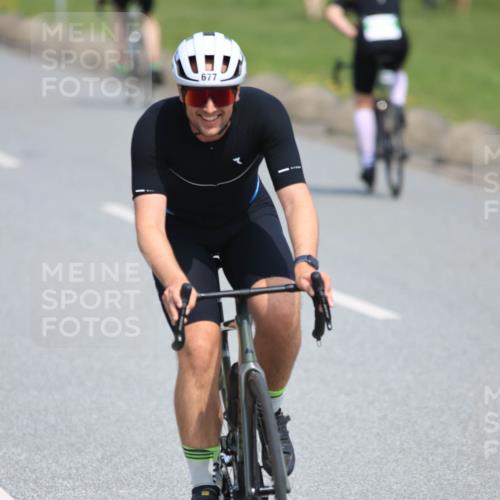 21.06.2025 - 27. Vierlanden-Triathlon H.Heesch http://msf.ph/oto/7985764 15.06.2025 11:32:31 Radfahren 677, 716 meine-sportfotos.de