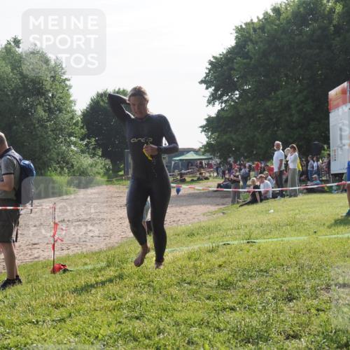15.06.2025 - 27. Vierlanden-Triathlon KatJ http://msf.ph/oto/7985765 15.06.2025 08:59:13 Schwimmen 227, 235 meine-sportfotos.de