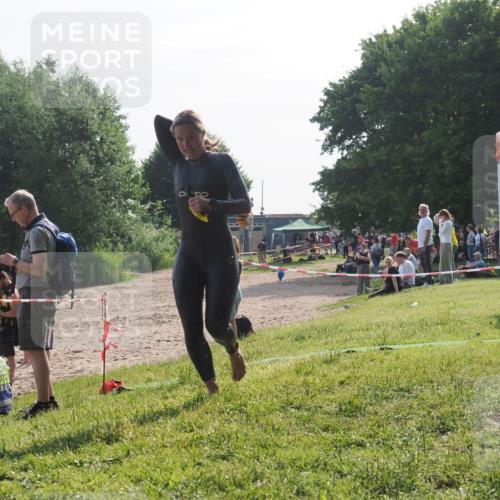 15.06.2025 - 27. Vierlanden-Triathlon KatJ http://msf.ph/oto/7985767 15.06.2025 08:59:13 Schwimmen 227, 235 meine-sportfotos.de