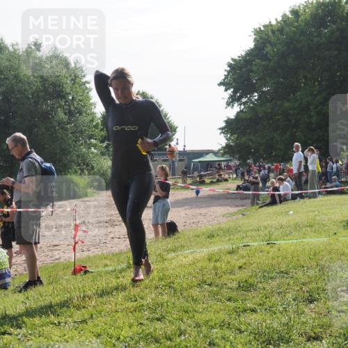 15.06.2025 - 27. Vierlanden-Triathlon KatJ http://msf.ph/oto/7985774 15.06.2025 08:59:13 Schwimmen 227, 235 meine-sportfotos.de