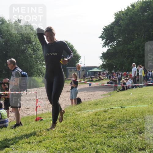 15.06.2025 - 27. Vierlanden-Triathlon KatJ http://msf.ph/oto/7985780 15.06.2025 08:59:13 Schwimmen 227, 235 meine-sportfotos.de