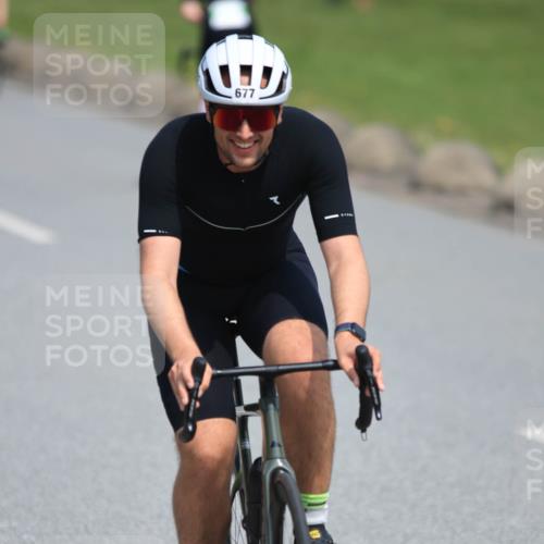 21.06.2025 - 27. Vierlanden-Triathlon H.Heesch http://msf.ph/oto/7985782 15.06.2025 11:32:31 Radfahren 677, 716 meine-sportfotos.de