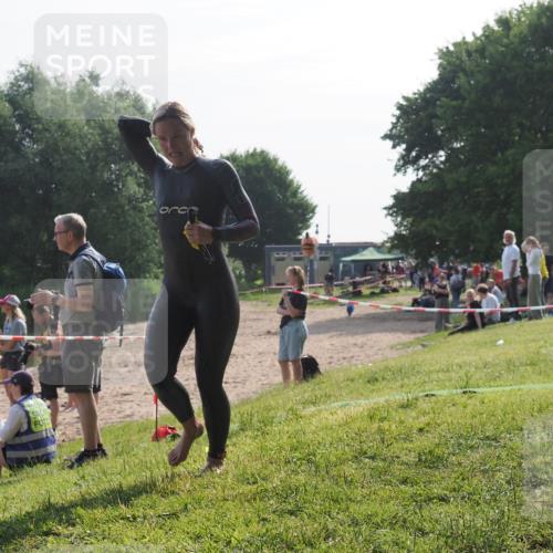 15.06.2025 - 27. Vierlanden-Triathlon KatJ http://msf.ph/oto/7985786 15.06.2025 08:59:14 Schwimmen 227 meine-sportfotos.de