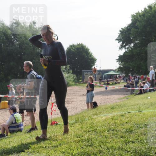15.06.2025 - 27. Vierlanden-Triathlon KatJ http://msf.ph/oto/7985794 15.06.2025 08:59:14 Schwimmen 227 meine-sportfotos.de