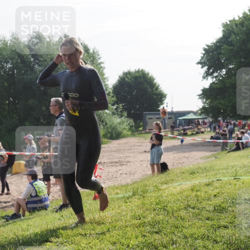 15.06.2025 - 27. Vierlanden-Triathlon KatJ http://msf.ph/oto/7985797 15.06.2025 08:59:14 Schwimmen 227 meine-sportfotos.de
