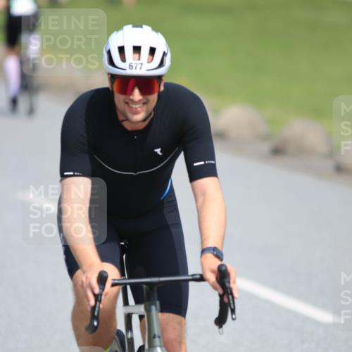 21.06.2025 - 27. Vierlanden-Triathlon H.Heesch http://msf.ph/oto/7985799 15.06.2025 11:32:31 Radfahren 677, 716 meine-sportfotos.de