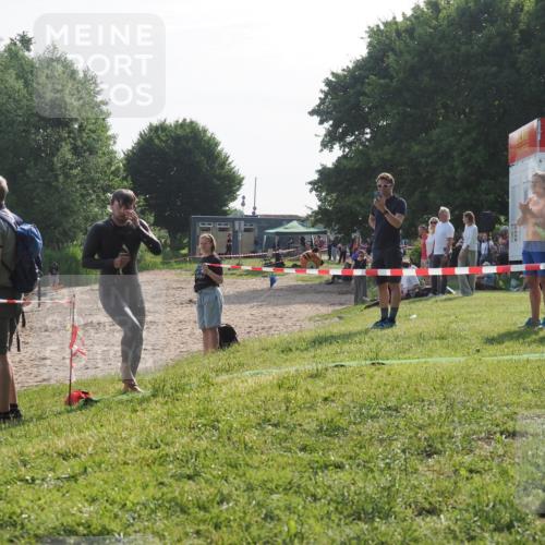15.06.2025 - 27. Vierlanden-Triathlon KatJ http://msf.ph/oto/7985807 15.06.2025 08:59:57 Schwimmen 241 meine-sportfotos.de